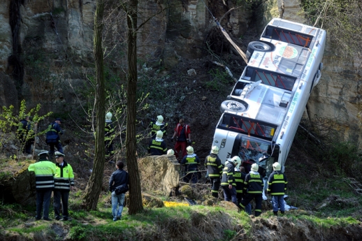 Skála, ze které autobus spadl, měří více než patnáct metrů.