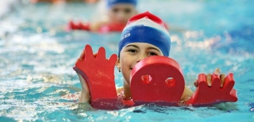 Plavání v chlórované vodě není pro mladší děti zdravé, varuje Česká pediatrická společnost.