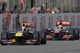 Sebastian Vettel před Lewisem Hamiltonem ve Velké ceně Číny. V cíli bylo pořadí opačné.