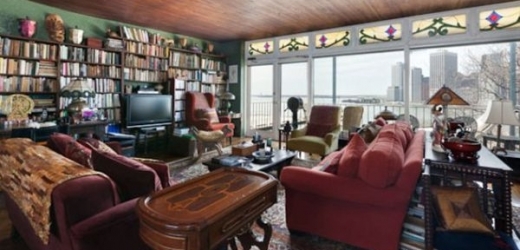 Starožitný nábytek, knihy a výhled na Manhattan, to jsou poznávací znamení bytu Normana Mailera.