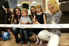 Ilona Csáková a Ivana Gottová se svými dětmi zahajují provoz prodejny.