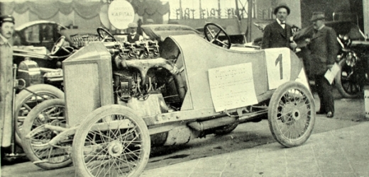 Vítězný vůz ze zbraslavského závodu. Hieronymův "sporťák" z firmy Laurin & Klement na pražském autosalonu, kam byl dovezen hned po závodě. Snímek je starý přesně sto let, vznikl 19. dubna 1911.