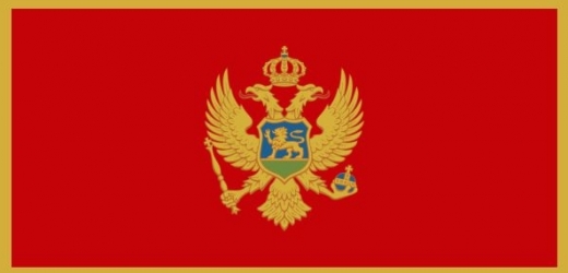 Vlajka Černé Hory někdejší monarchií zavání.