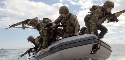 Výsadek vojáků NATO při jednom z cvičení Aliance (ilustrace).