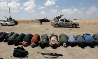 Libyjští povstalci při pravidlené modlitbě.