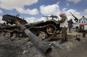 NATO už zlikvidovalo velkou část libyjské těžké vojenské techniky. Povstalcům to ale moc nepomohlo.