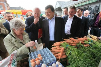 Šéf EK Barosso na trhu v Irsku. Nejvíce z unijní kasy spolyká zemědělství.