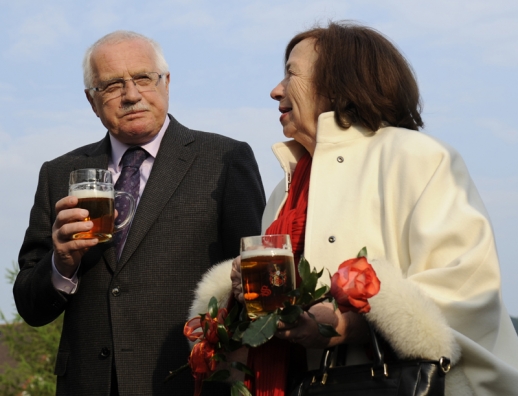 Není nad půllitr dobrého piva. Klaus s manželkou Livií zavítali v pondělí do Českého Dubu. 