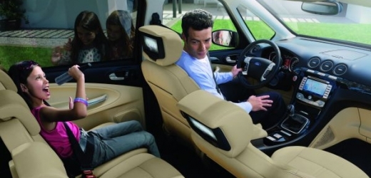 Posádka se v autě musí cítit příjemně. K tomu napomáhá i vnitřní vůně. Na ilustračním snímku interiér Fordu Galaxy.