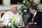 Václav Havel v živém rozhovoru s papežem Janem Pavlem II. v roce 1995. (Foto: archiv)