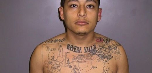Střílející vrtulník na tetování představuje vraha Garciu.