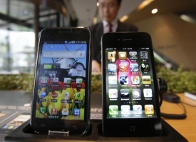 Apple se soudí se Samsungem kvůli údajnému napodobování zařízení. Vlevo je Samsung Galaxy, vpravo Apple iPhone.