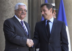 Mahmúd Abbás, kterého mocnosti uznávají za hlavu palestinskoarabské samosprávy, ačkoli k tomu od loňského ledna nemá mandát, objíždí Evropu, aby lobboval za nezávislost.