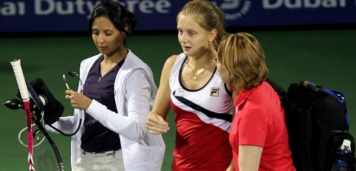 Anna Čakvetadzeová opouští kurt v Dubaji poté, co nečekaně zkolabovala.