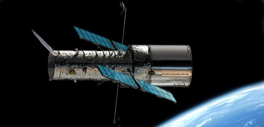 Hubbleův kosmický dalekohled obíhá Zemi ve výšce 560 kilometrů.