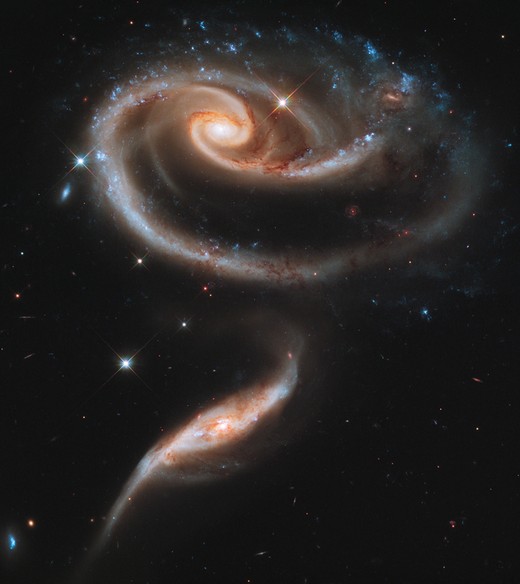 Dvojice galaxií připomíná díky své vzájemné poloze obří kosmickou růži.