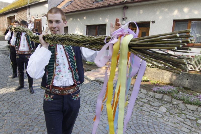 V Němčičkách na Břeclavsku chasníci vypláceli ženy rekordní desetimetrovou pomlázkou.