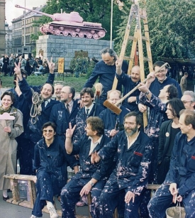 Poslanci Federálního shromáždění coby protestní natěrači - rok 1992.