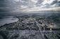 Snímek z 1. ledna 1999. Jedině dramatická obloha může člověku připomenout, že se tu před patnácti lety odehrála obrovská havárie, která postihla tisíce lidí. Jinak je Černobyl přikrytý matoucí tichou, mírumilovnou vrstvou sněhu.