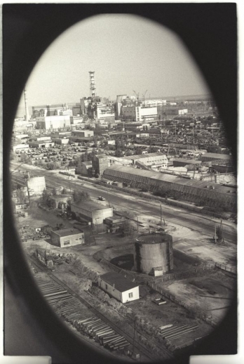 1. květen 1986, pět dní po katastrofě. Letecký snímek Černobylu se zničeným reaktorem v pozadí je pořízen z helikoptéry vypouštějící lepkavou dekontaminační látku, která jako koberec pokryje zamořenou půdu a skryje radioaktivní odpad. Látka přezdívaná "bourda" byla vynalezena vědcem Kurchatovem z Institutu nukleární fyziky v Moskvě.