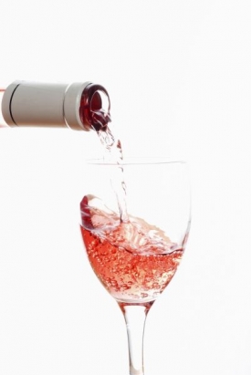 Růžové víno se nejčastěji vyrábí z odrůd modrých hroznů metodou krátkého naležení rozemletých hroznů. 