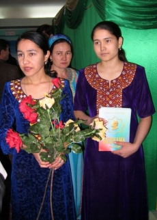 Zrušení maturitních zkoušek z Nijazovovy Ruhnamy turkmenské středoškoláky zaskočilo.