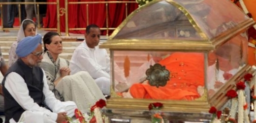 Pohřbu se zúčastnili také premiér Manmóhan Singh (v modrém turbanu) a předsedkyně Indického národního kongresu Sonia Gándhíová (po jeho levici).