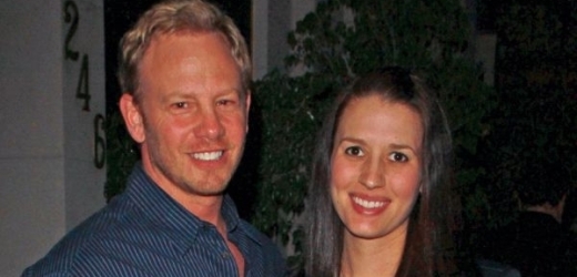 Sedmačtyřicetiletý Ian Ziering s manželkou Erin.