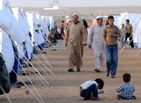 Uprchlíci z Libye na tuniské hranici, v táboře zřízeném OSN.