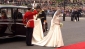 Kate Middletonová v šatech od britské návrhářky Sarah Burtonové vystupuje z vozu před Westminsterským opatstvím.