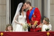 Obrovský dav diváků před palácem donutil svým jásotem novomanžele, aby se před jeho zraky políbili hned dvakrát.