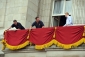Zaměstnanci Buckinghamského paláce připravují balkon, na kterém se lidem ukážou novomanželé po obřadu ve Westminsterském opatství.