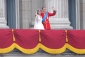První veřejné novomanželské políbení na balkoně Buckinghamského paláce a pozdravy rozjásanému davu. (Foto: Lucie Pařízková)