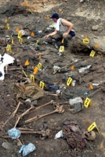 Identifikovat ostatky z masových hrobů je mnohdy pracné.