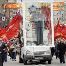 Někteří Rusové si májové oslavy bez Stalina nedovedou představit. 