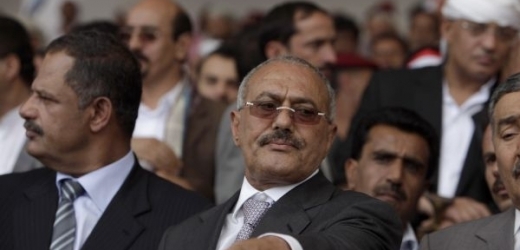 Jemenský prezident Alí Abdalláh Sálih (uprostřed) odmítl z pozice hlavy státu podepsat dohodu, která předpokládá jeho odstoupení do jednoho měsíce výměnou za jeho beztrestnost.