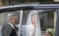 Kate Middletonová se svým otcem odjíždí k oltáři.