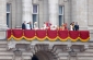 Manželský pár pozdravil svůj lid z balkónu Buckinghamského paláce. 