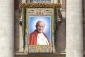 Obrovská tapiserie s portrétem Jana Pavla II. na průčelí Svatopetrské baziliky.
