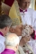 Benedikt XVI. líbá relikviář s krví Jana Pavla II.