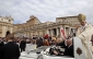 Papež Benedikt XVI. přijíždí k Svatopetrské bazilice, aby blahoslavil Jana Pavla II.
