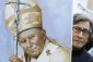 Tento muž přišel na obřad s portrétem Jana Pavla II.