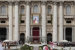 Na Svatopetrské bazilice visela rozměrná tapiserie s portrétem Jana Pavla II.