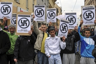 Proti prvomájovému shromáždění a pochodu Dělnické mládeže napojené na krajně pravicovou Dělnickou stranou sociální spravedlnosti protestovaly 1. května v brněnské ulici Cejl stovky lidí.