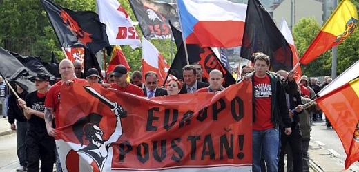 Stovky radikálů se zúčastnily 1. května v Brně prvomájového shromáždění a pochodu Dělnické mládeže napojené na krajně pravicovou Dělnickou stranou sociální spravedlnosti.
