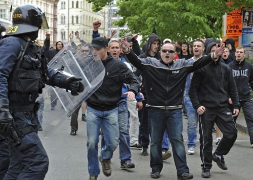 Pochod neonacistů zablokovali antifašisté s Romy, trasa pochodu se proto musela měnit.