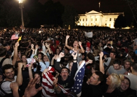 Američané oslavují smrt bin Ládina před Bílým domem.