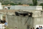 Bin Ládin chtěl za každou cenu zabránit odhalení: jeho sídlo bylo obehnáno 3 až 5,4 metru vysokou zdí s ostnatým drátem.