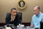 Obama v živé diskusi s poradcem pro národní bezpečnost Tomem Donilonem. (Foto: ČTK/AP)