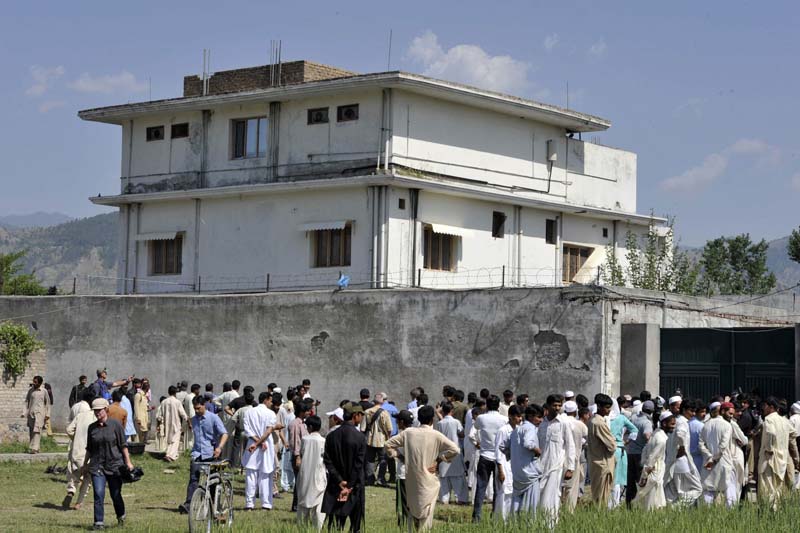 Zástupci médií a místní obyvatelé se v úterý shromáždili před zdmi sídla hlavy al-Kajdy v pákistánském Abbottábádu.  